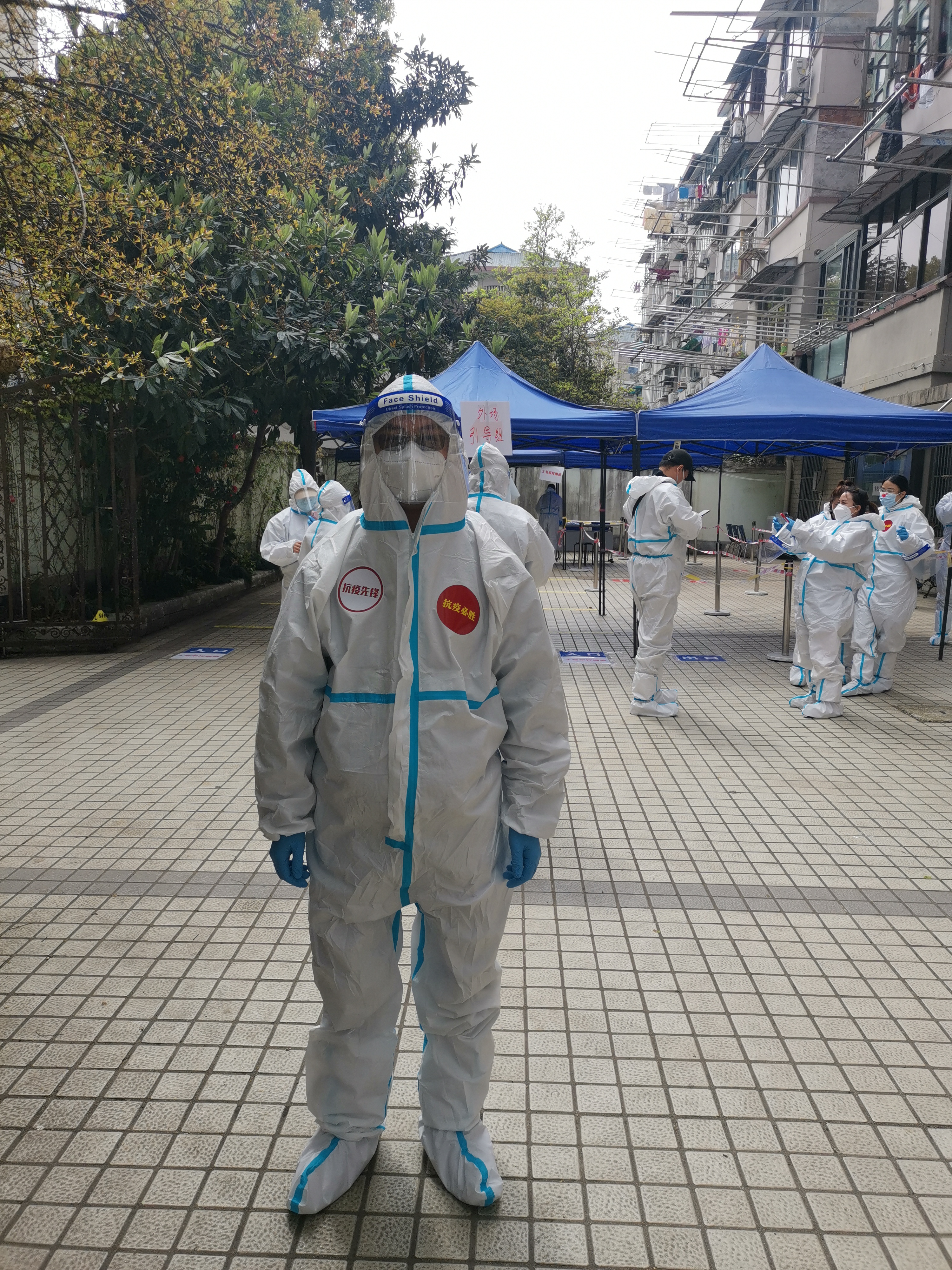 陈小华疏导居民列队做核酸，维持秩序